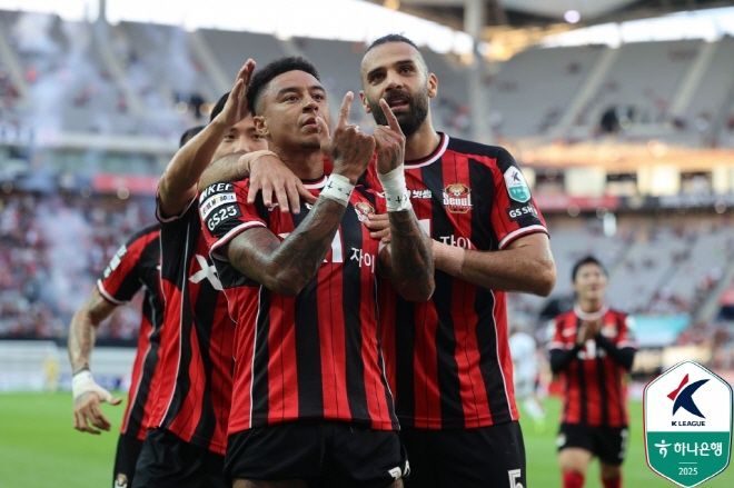 제시 린가드(사진 왼쪽)가 선제골을 터뜨린 뒤 기뻐하고 있다. 사진=한국프로축구연맹