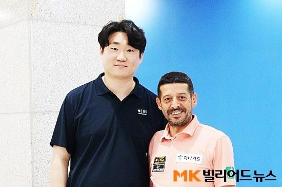 유니버설코리아는 최근 ‘포켓9볼오픈대회’ 타이틀 스폰서를 맡아 대회의 성공적인 개최를 지원했다. 대회 지원을 총괄한 유니버설코리아 박인덕 본부장은 “대회가 없다는 포켓볼 선수들의 하소연을 흘려들을 수 없었다”고 말했다. 최근 PBA투어 개막전이 열린 고양킨텍스PBA스타디움을 찾아 후원선수인 초클루와 포즈를 취하고 있는 박 본부장.