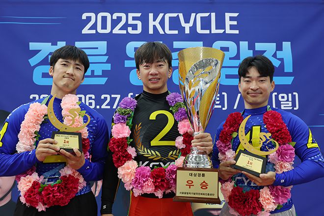 KCYCLE 왕중왕전 영광의 우승자. 왼쪽부터 선발급 29기 김동하, 특선급 20기 정종진, 우수급 28기 김준철. 사진=서울올림픽기념국민체육진흥공단 경륜경정총괄본부