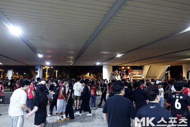 경기 후 서울 선수단 버스를 막고 있는 팬들. 사진=이근승 기자