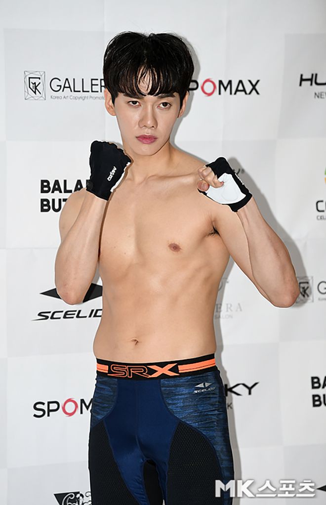 트로트 가수 겸 입식타격기 파이터 이대원이 2020년 5월 남성잡지 맥스큐 화보 촬영을 하고 있다. 사진=천정환 기자