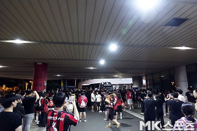 경기 후 서울 선수단 버스를 막고 있는 팬들. 사진=이근승 기자