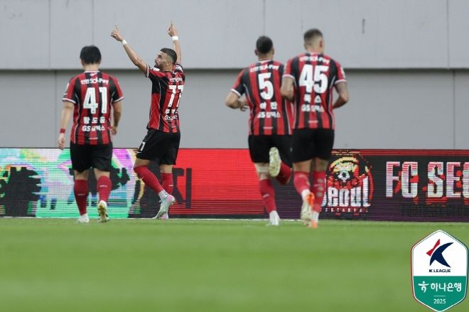 루카스(사진 맨 왼쪽에서 두 번째)가 득점 후 기뻐하고 있다. 사진=한국프로축구연맹