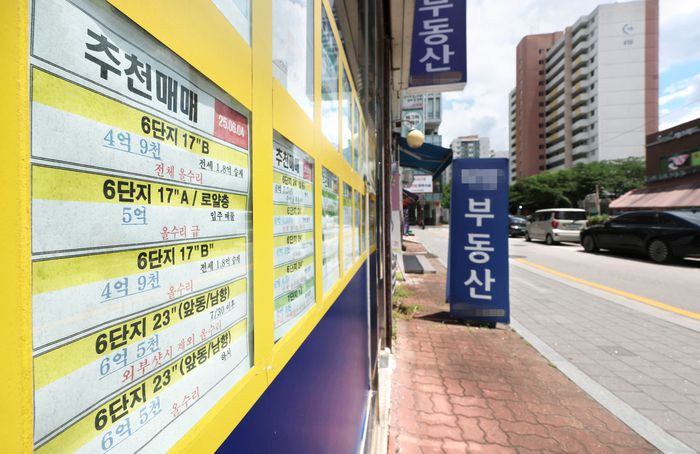 1일 서울 노원구 상계주공6단지 상가 공인중개소 앞에 매물 정보가 붙어 있다. [이충우 기자]