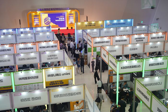 1일 서울 중구 동대문디자인플라자에서 열린 ‘서울시 중장년 일자리 박람회’에 많은 구직자들이 몰렸다. <서울시50플러스재단>