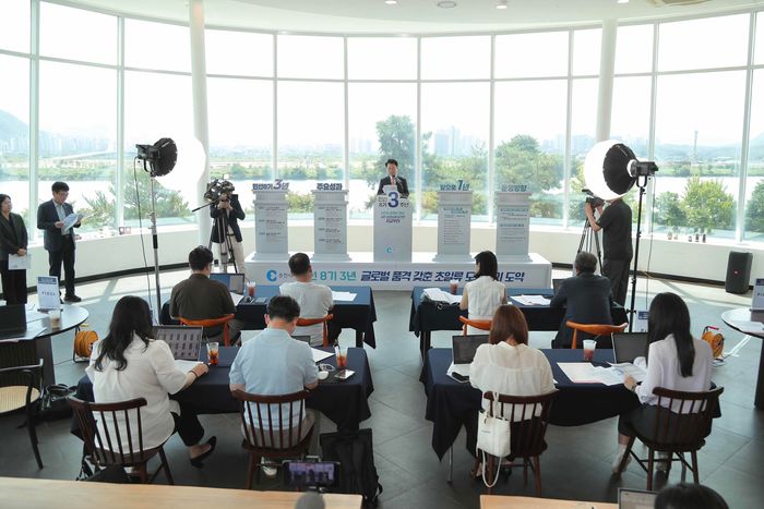 육동한 춘천시장은 1일 서면 토이로봇관 갤러리툰에서 민선8기 출범 3주년 기념 기자회견을 열고 그간의 시정 성과와 앞으로의 운영방향을 발표했다. [춘천시]