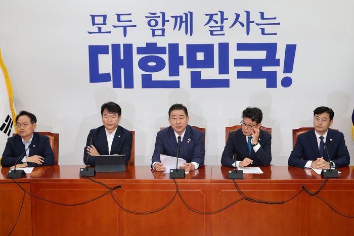 김병기 더불어민주당 당대표 직무대행 겸 원내대표가 1일 서울 여의도 국회에서 열린 원내대책회의에서 발언하고 있다. [사진 출처 = 연합뉴스]