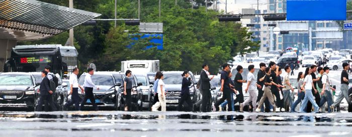 서울 전 지역에 폭염주의보가 내린 지난 6월 30일 서울 여의도 아스팔트 도로에 지열로 아지랑이가 피어 오르고 있다. [한주형 기자]