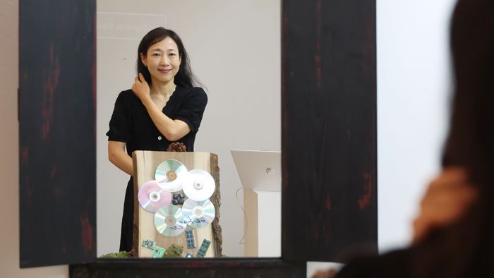 설치미술 작품 ‘Mirror Mirror On The wall : AI Between Attention And Intention’을 설명중인 오원 작가. [이승환 기자]