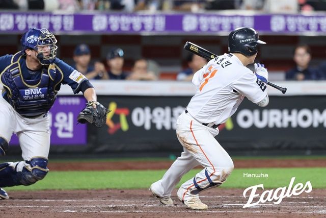 문현빈이 1일 대전 NC전에서 스퀴즈 번트를 성공시키고 있다. 사진=한화 제공