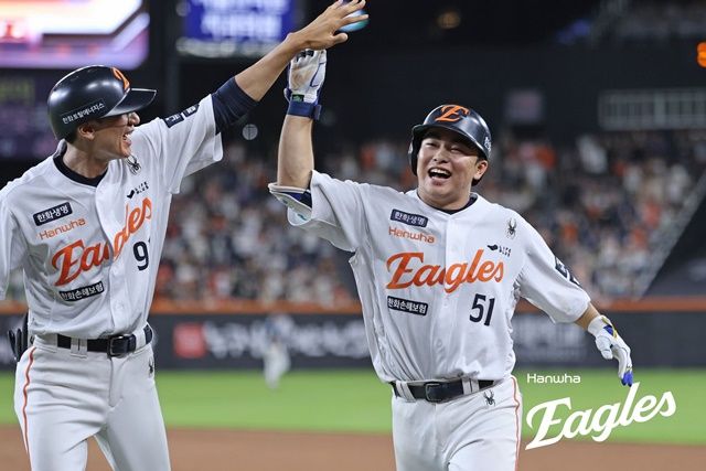 문현빈이 1일 대전 NC전에서 스퀴즈 번트를 성공시킨 뒤 포효하고 있다. 사진=한화 제공