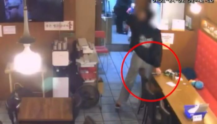 영세 음식점에서 주인 휴대전화 훔치는 A씨. [사진 = 대전동부서제공]