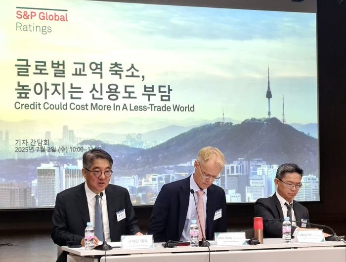 S&P가 2일 오전 서울 명동 은행회관에서 ‘글로벌 교역 축소, 높아지는 신용도 부담’을 주제로 한 기자 간담회를 열고 있다. [연합뉴스]