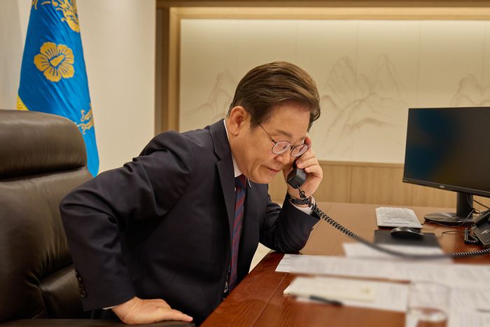 이재명 대통령이 지난 달 10일 서울 용산 대통령실에서 시진핑 중국 국가주석과 전화 통화를 하고 있다. [사진 = 대통령실 제공]