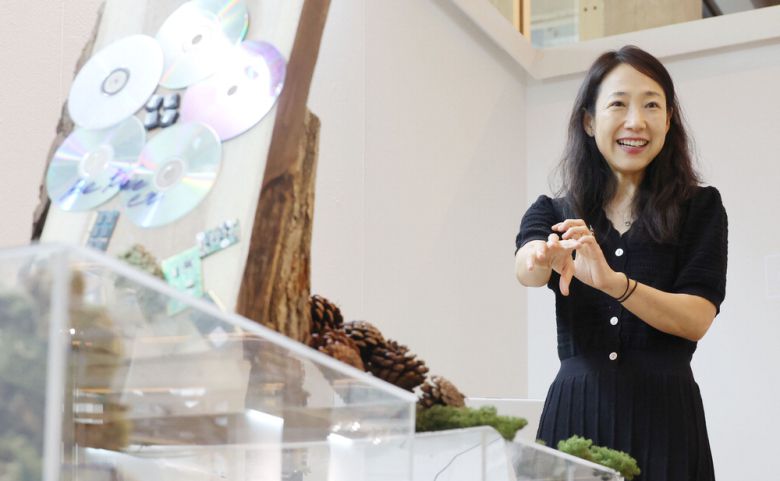 설치미술 작품 'Mirror Mirror On The wall'을 설명중인 오원 작가.  이승환 기자