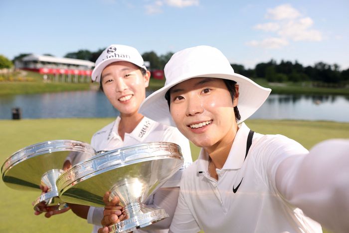 도우 챔피언십에서 LPGA 투어 첫 우승을 합작한 임진희(왼쪽)와 이소미가 우승컵을 들고 환하게 웃고 있다. AFP 연합뉴스
