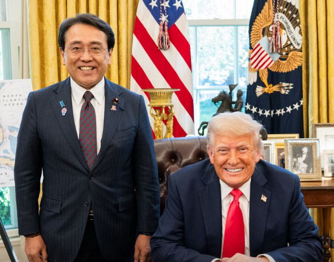 지난 4월 도널드 트럼프 미국 대통령(오른쪽)이 백악관 집무실에서 관세 협상을 위해 미국을 방문한 아카자와 료세이 일본 경제재생상을 만나고 있다. [사진 출처 = 트럼프 트루스소셜 계정 캡처]