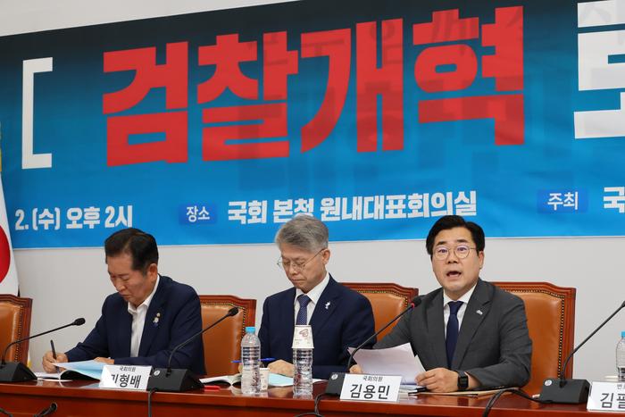 더불어민주당 당대표 후보인 박찬대 의원이 2일 서울 여의도 국회에서 열린 검찰개혁토론회에서 당대표 당선 이후 검찰개혁 추진 계획과 의지를 밝히고 있다. [사진 출처 = 연합뉴스]