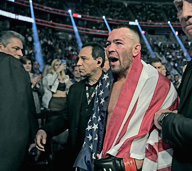 웰터급 잠정 챔피언 출신 콜비 코빙턴이 2022년 3월 UFC 272 메인이벤트 승리 후 미국 네바다주 라스베이거스 티모바일아레나를 나가고 있다. 사진=AFP=연합뉴스 제공