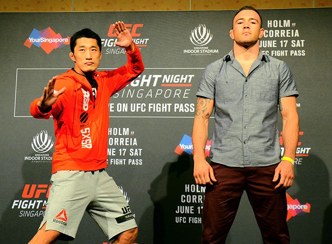 웰터급 6위 출신 김동현이 2017년 6월 싱가포르 UFC 파이트 나이트 111 미디어데이에서 훗날 잠정 챔피언이 되는 콜비 코빙턴과 촬영에 응하고 있다. 사진=AFP=연합뉴스 제공