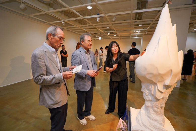 세계청소년문화재단의 설립자 강영중 대교그룹 명예회장(왼쪽 둘째)이 '대교국제조형심포지엄' 대상 수상자인 김재연 작가(맨 오른쪽)에게 작품 설명을 듣고 있다.  세계청소년문화재단