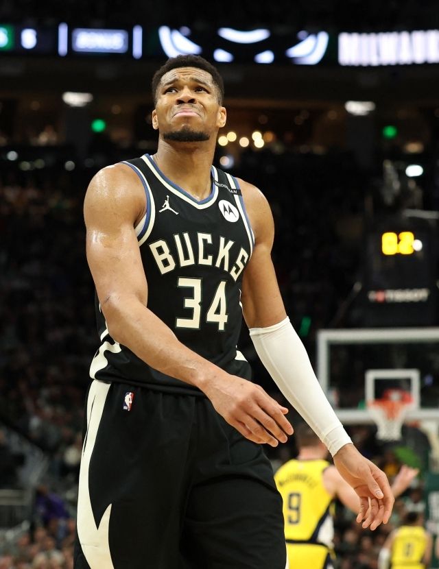 아데토쿤보는 지난 5월 자신의 미래에 대해 ‘열린 마음’을 가지고 있다고 알려진 바 있다. 이후 카라니아는 “아데토쿤보는 기다리고 있다. 밀워키가 최적의 팀인지, 아니면 다른 곳으로 이적해야 하는지 열린 자세를 유지하고 있다. 그 마음가짐에 있어 변화를 느끼지 못했다”고 설명했다. 사진=AFP=연합뉴스