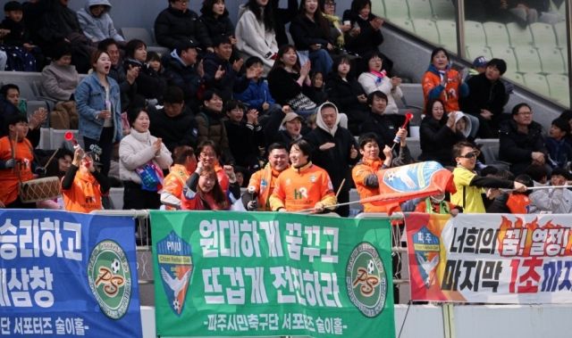 김경일 파주시장은 “파주시민축구단의 K리그2 프로 진출은 파주시 도시경쟁력의 획기적 전환을 위한 전략 과제이자 문화, 체육, 관광, 산업, 청년 일자리 등 다양한 분야를 아우르는 복합적 공공투자”라며 프로축구를 통해 파주시를 한층 더 업그레이드된 문화도시로 성장시키겠다는 의지를 드러냈다. 사진=파주시민축구단 제공