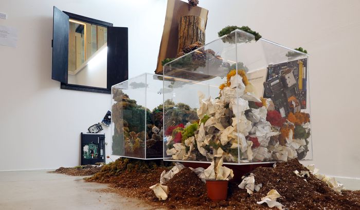 오원 작가의 설치미술 작품 ‘Mirror Mirror On The wall : AI Between Attention And Intention’. [이승환 기자]