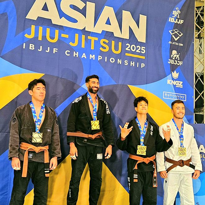 대한민국 UFC 16호 파이터 조성빈(오른쪽에서 두 번째)이 제14회 국제브라질주짓수연맹 아시아선수권대회 남자 35세 이하 브라운벨트 76㎏ 시상식에서 동메달을 받은 후 기념 촬영을 하고 있다. 사진@koreanfalcon