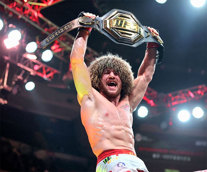 제11대 UFC 밴텀급 챔피언 메라브 드발리슈빌리가 2025년 6월 미국 뉴저지주 뉴워크의 프루덴셜 센터에서 타이틀 2차 방어 성공을 기뻐하고 있다. 사진=Imagn Images=연합뉴스 제공