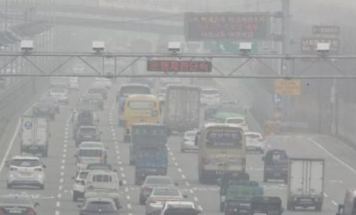 미세먼지로 뒤덮인 서울 거리 [사진 출처 = 연합뉴스]