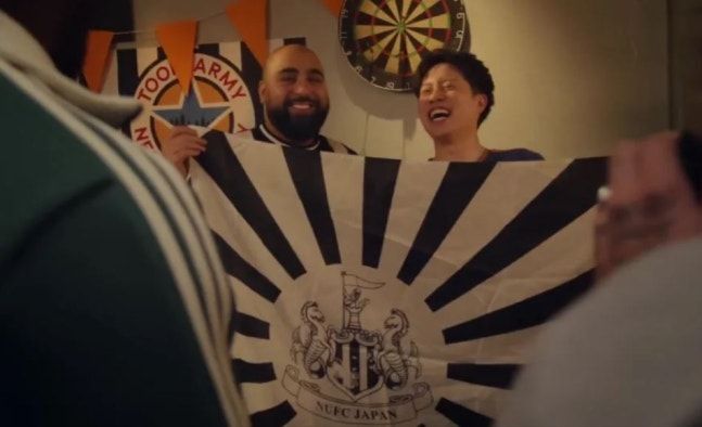 뉴캐슬은 서드 유니폼 공개 영상에서 ‘욱일기’와 유사한 모양의 깃발을 흔드는 팬의 모습이 담겨 논란을 일으켰다. 사진=뉴캐슬 유나이티드 SNS