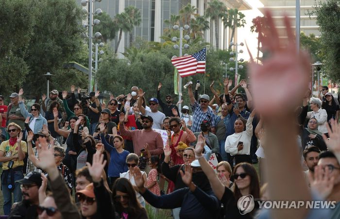 LA 시내에 모인 불법이민 단속 반대 시위대가 함께 기도하고 있다. 2025.06.12 [사진 = AFP 연합뉴스]