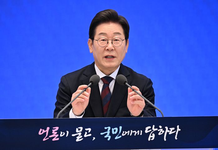 이재명 대통령이 3일 서울 종로구 청와대 영빈관에서 열린 취임 첫 공식 기자회견 ‘대통령의 30일, 언론이 묻고 국민에게 답하다’에 참석해 발언하고 있다. [김호영 기자]