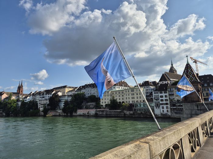 강물이 깨끗해 보이긴 했지만, 수영을 하는 아저씨들이 보여서 충격을 받았다. 다리에는 피오나 배너(Fiona Banner)의 가 걸려있다. ⓒ김슬기