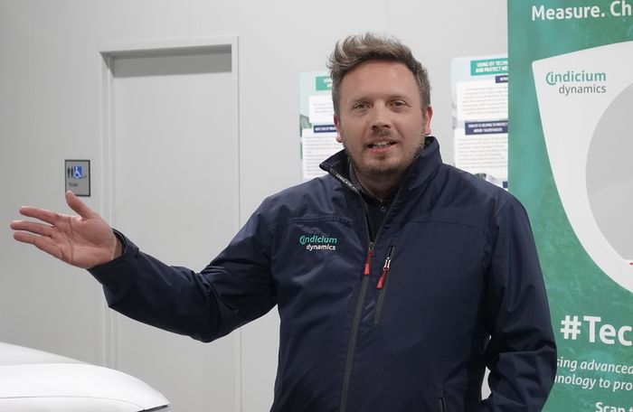 롭 버논 인디시움 다이나믹스 CEO가 회사에 대해 설명하고 있다.