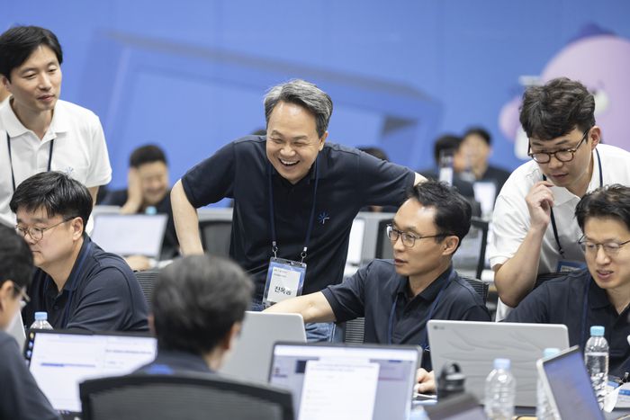 진옥동 신한금융 회장이 지난 1일 경기도 용인 소재 신한은행 블루캠퍼스서 열린 ‘2025년 하반기 경영포럼’에서 진행된 인공지능(AI) 실습미션을 참관하고 있다. [사진 출처 = 신한금융그룹]