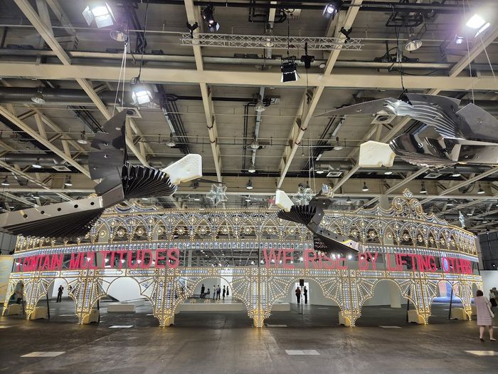 <언리미티드> 입구에 설치된 마리넬라 세나토레의  ©김슬기