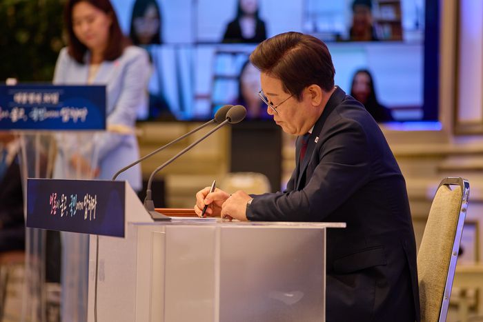 이재명 대통령이 3일 서울 종로구 청와대 영빈관에서 열린 취임 첫 공식 기자회견 ‘대통령의 30일, 언론이 묻고 국민에게 답하다’에 참석해 기자들의 질문을 경청하며 메모하고 있다. [김호영 기자]