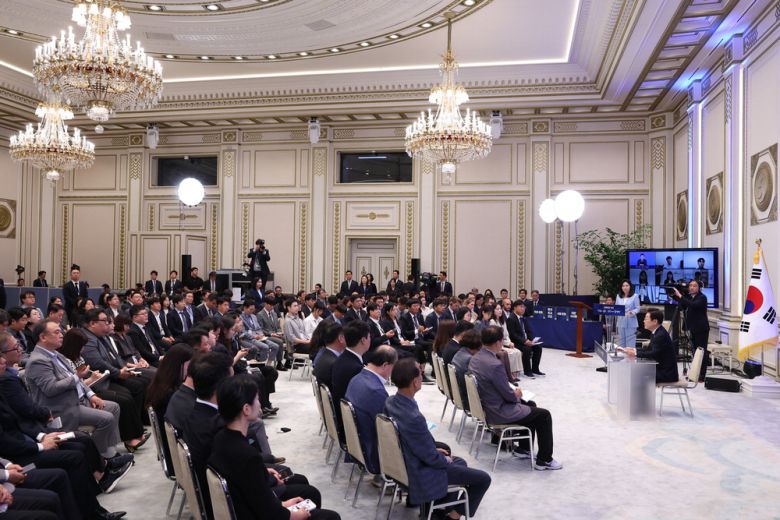 이재명 대통령이 3일 청와대 영빈관에서 열린 첫 공식 기자회견 '대통령의 30일, 언론이 묻고 국민에게 답하다'에 참석해 질문에 답변하고 있다. 이날 이 대통령은 121분간 기자 15명에게서 질문을 받았다.  김호영 기자