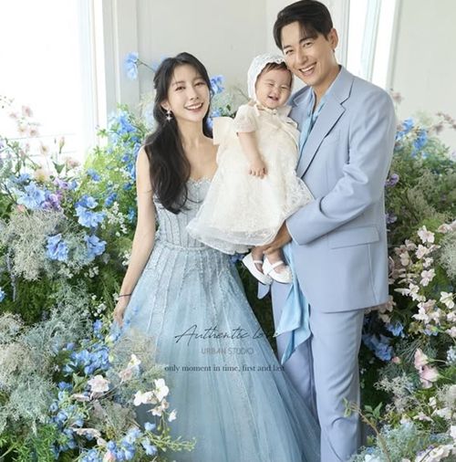 가수 겸 배우 이지훈의 아내 아야네가 딸의 돌잔치를 앞두고 화사한 가족 화보를 공개했다. 사진=아야네 SNS