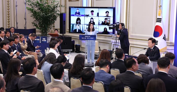 이재명 대통령이 지난 3일 서울 종로구 청와대 영빈관에서 열린 취임 첫 공식 기자회견 ‘대통령의 30일, 언론이 묻고 국민에게 답하다’에 참석해 발언하고 있다. [김호영 기자]