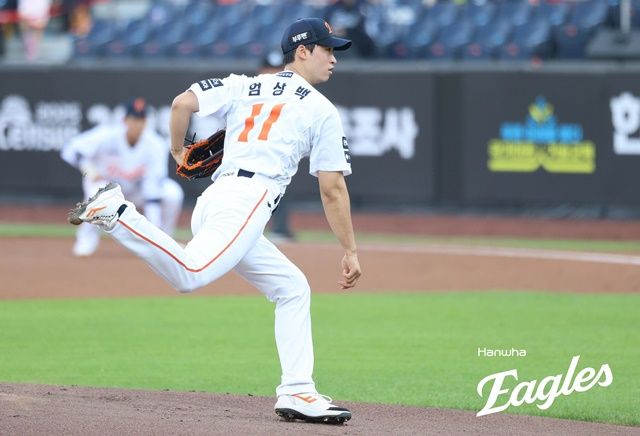 지난해 11월 한화와 FA 계약을 체결한 엄상백. 사진=한화 제공