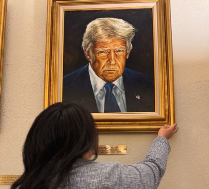 새로 교체 중인 트럼프 초상화. [사진 = 트루스소셜]