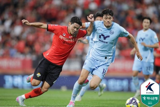 모재현(사진 왼쪽). 사진=한국프로축구연맹
