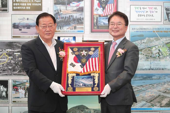 류종수 전 춘천시장(사진 왼쪽)이 지난 2005년 캠프페이지 반환 당시 미군 측으로부터 받은 감사패를 춘천시에 기증했다