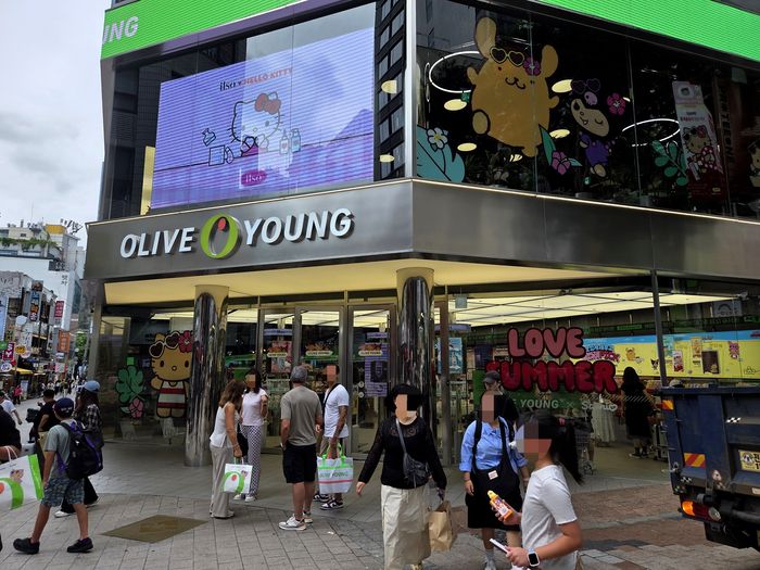 지난 1일 서울 명동거리에 위치한 올리브영 명동타운점 앞에 외국인 관광객들로 북적이고 있다. 명동에는 8개의 올리브영 매장이 있다. [김혜진 기자]