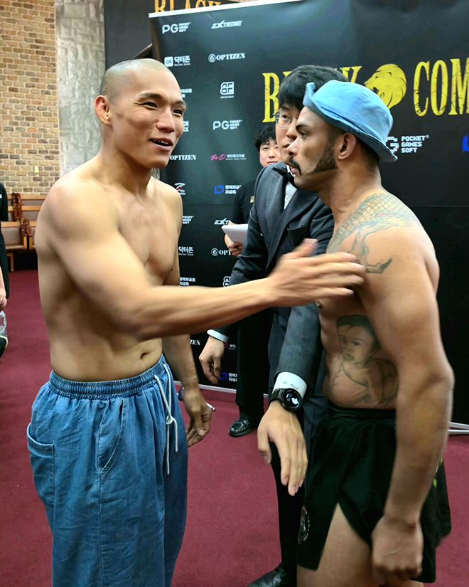 ‘캡틴 코리아’ 정한국이 2025년 7월 경기도 오산시 블랙컴뱃 챔피언스리그 시즌2 13주차 계약 체중 72㎏ 5분×3라운드 메인이벤트 계체 통과 후 ‘머큐리’ 플라비우 산투스가 걸어오는 신경전을 피하고 있다. 사진=이데아 파라곤