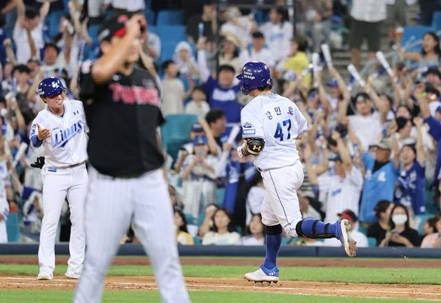 5일 대구 LG전에서 홈런을 친 강민호가 베이스를 돌고 있다. 사진=삼성 제공