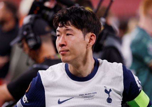 손흥민은 이대로 토트넘을 떠나더라도 구단 레전드로 남을 것이다. 그는 2008년 레들리 킹 이후 토트넘과 함께 우승 트로피를 들어올린 주장이 됐다. 물론 전성기는 끝났다. 2024-25 시즌 11골 12도움을 기록했으나 폭발력과 마무리 능력은 떨어졌다. 사진=REUTERS=연합뉴스